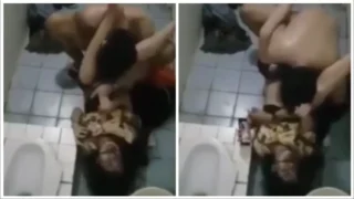 အိမ်သာထဲခိုးစားတဲ့အတွဲ – Couple Having Sex In The Toilet