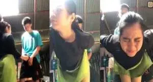 ဆိုင်ရှေ့မှာ ပေါ်တင်ကြီးချ