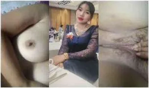 စောက်ဖုတ်ကို ရှယ်ပွတ်ပြတဲ့ အပျိုကြီး